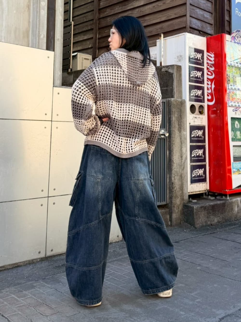 ブルー系のデニムパンツ、グレー系のTシャツ/カットソー、グレー系のパーカーを着用したレディースの春コーディネートの3枚目の写真