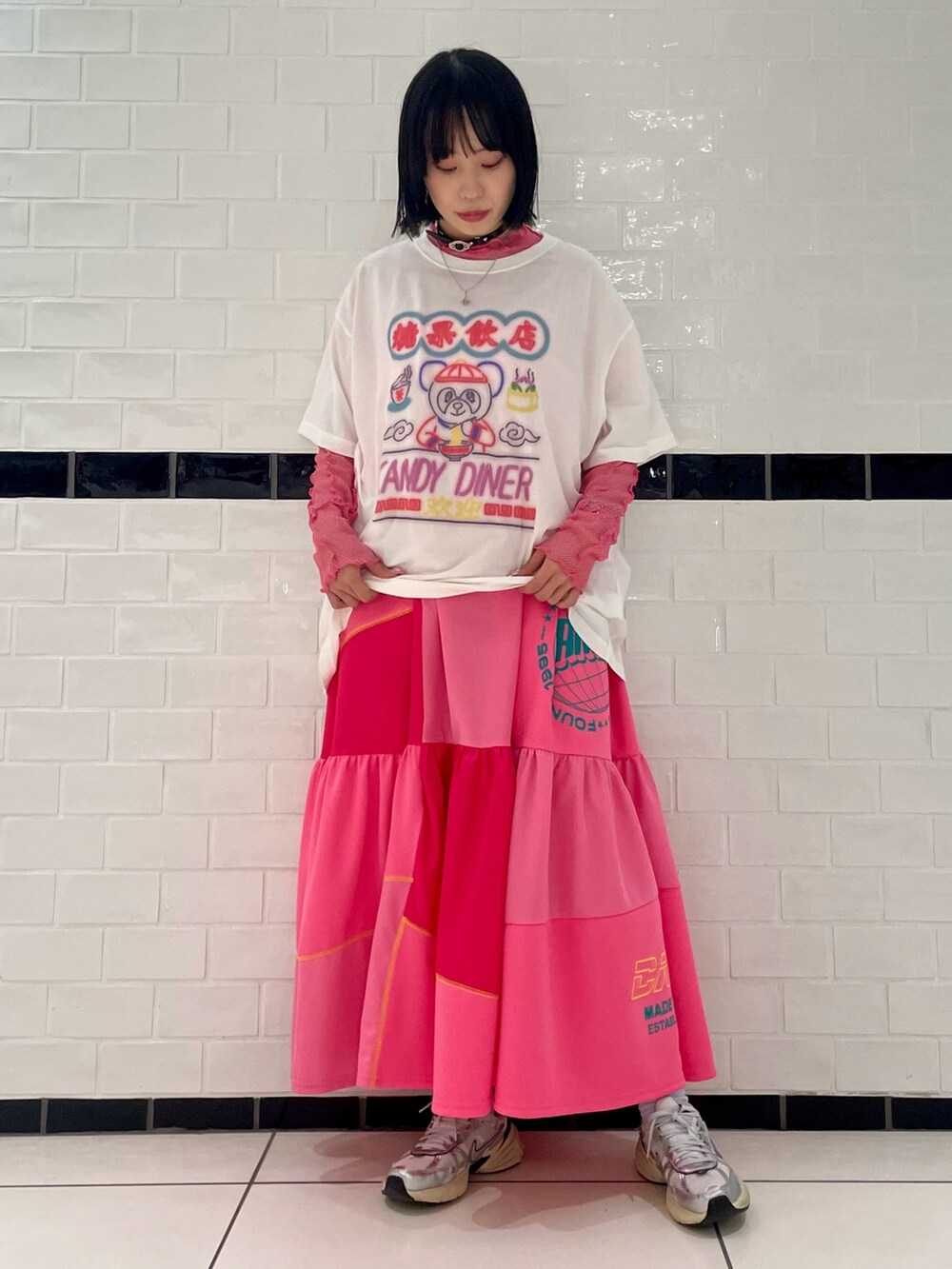 ピンク系のその他トップス、ホワイト系のTシャツ/カットソー、ピンク系のワンピースを着用したレディースの春コーディネートの3枚目の写真