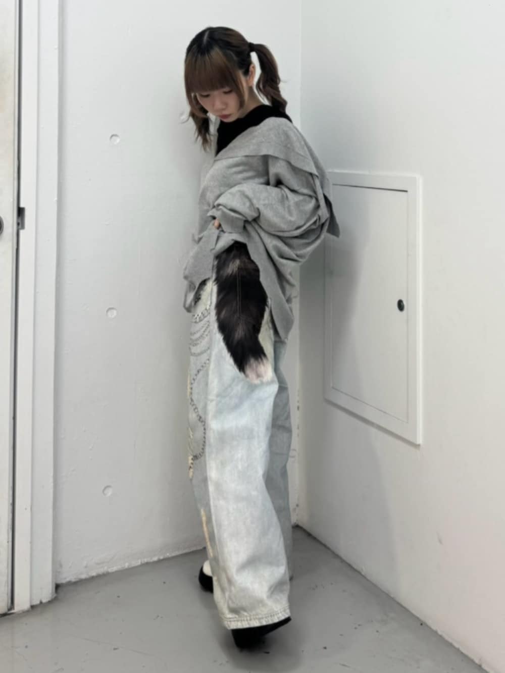 ブラック系のTシャツ/カットソー、グレー系のカーディガン/ボレロ、ブルー系のその他パンツを着用したレディースの秋コーディネートの3枚目の写真