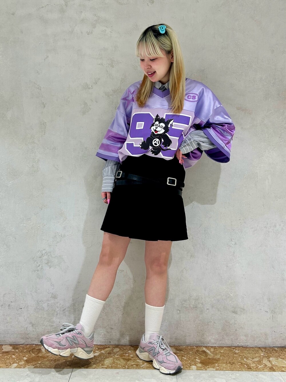 パープル系のその他トップス、グレー系のシャツ/ブラウス、ブラック系のスカートを着用したレディースの春コーディネートの3枚目の写真