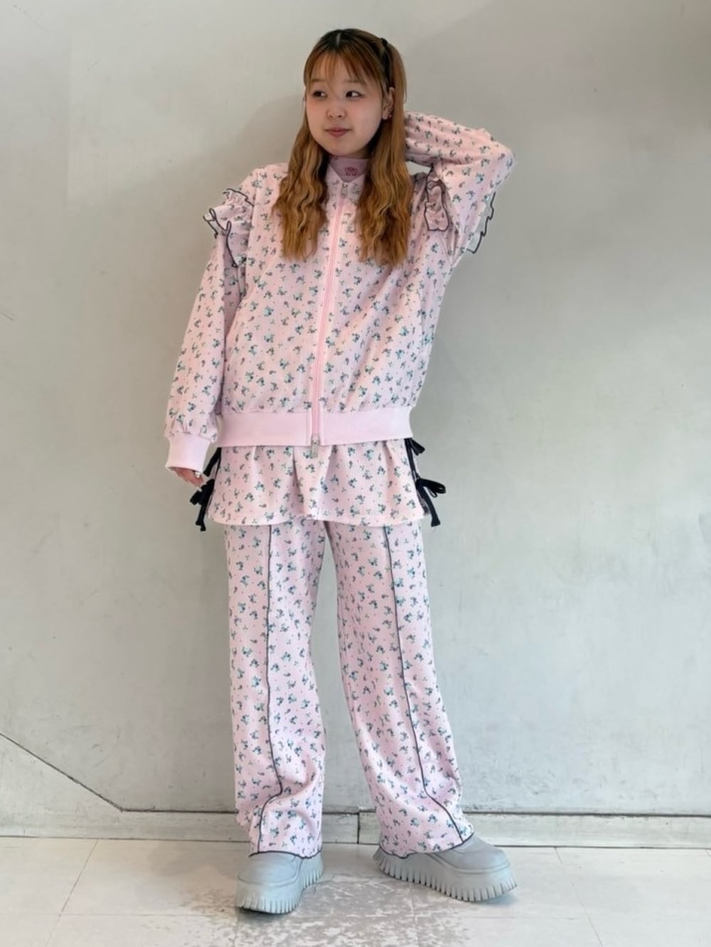 ブラック系のTシャツ/カットソー、ピンク系のその他トップス、ピンク系のその他パンツを着用したレディースの冬コーディネートの4枚目の写真