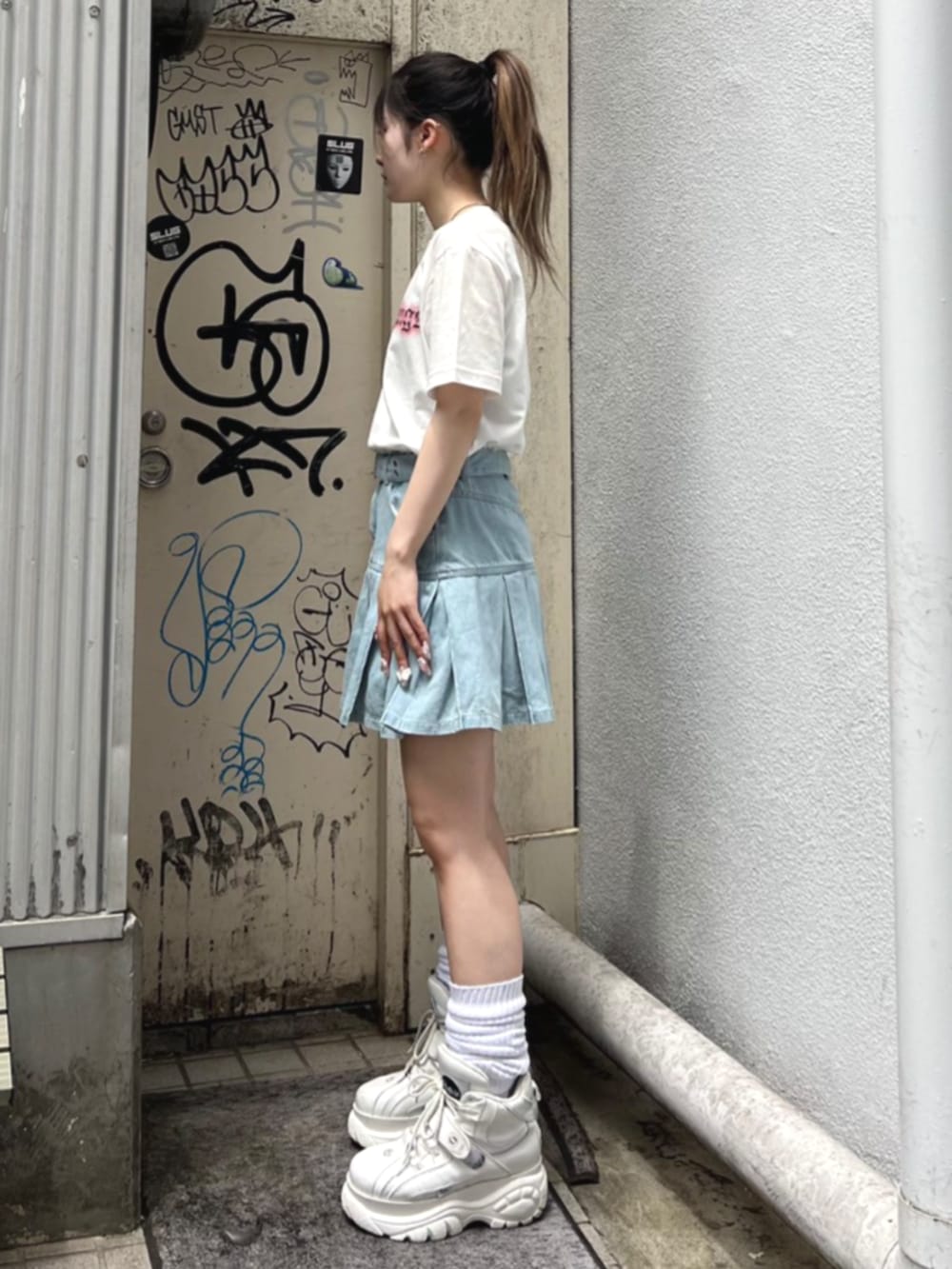 ホワイト系のTシャツ/カットソー、ブルー系のスカートを着用したレディースの夏コーディネートの2枚目の写真