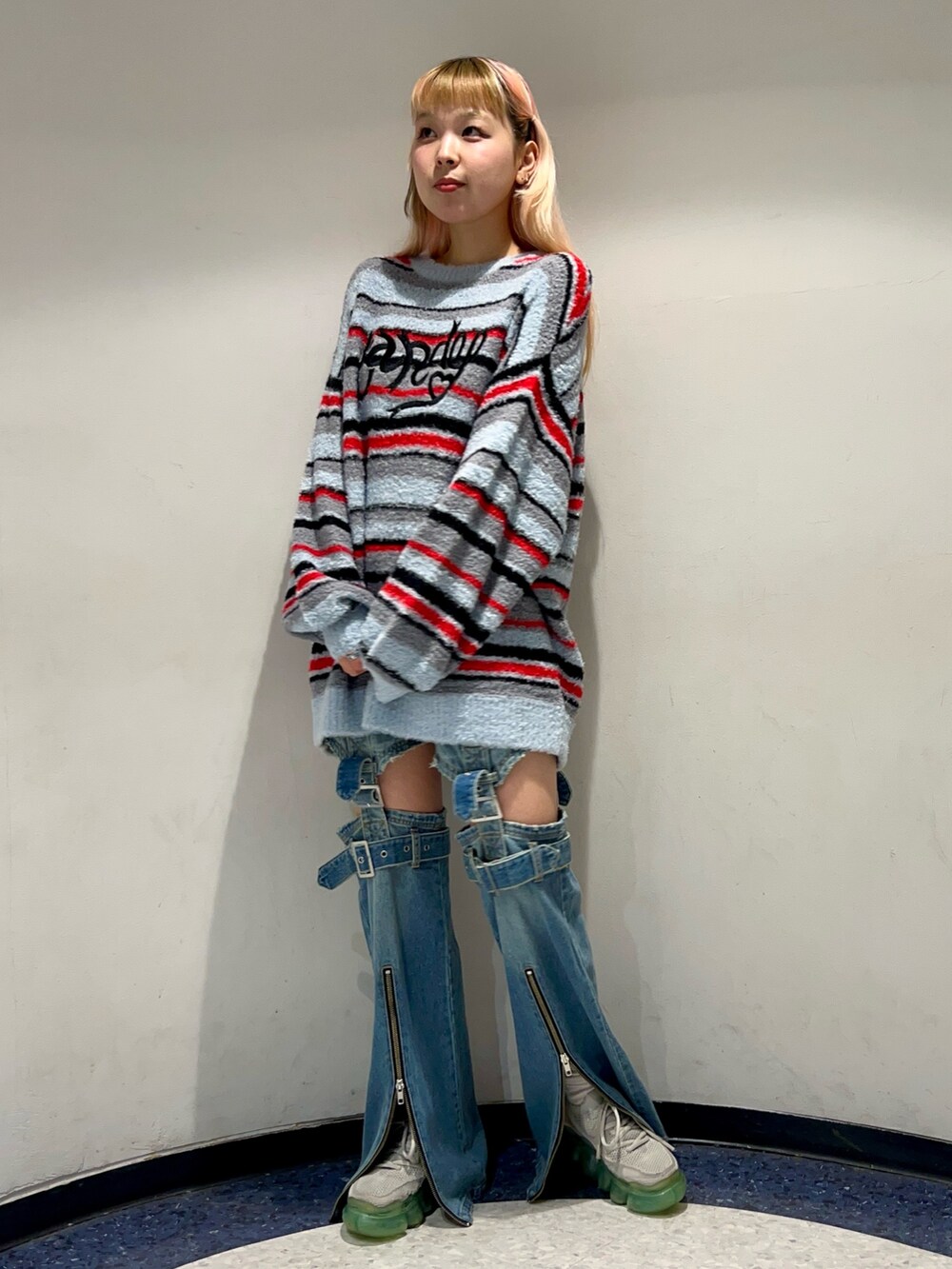 ブルー系のデニムパンツ、ブラック系のニット/セーターを着用したレディースの秋コーディネートの3枚目の写真