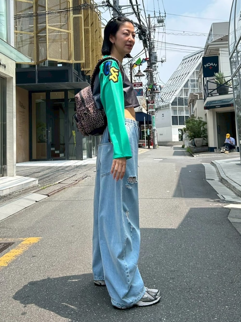 その他のバックパック/リュック、ブルー系のデニムパンツ、グリーン系のTシャツ/カットソーを着用したレディースの夏コーディネートの2枚目の写真