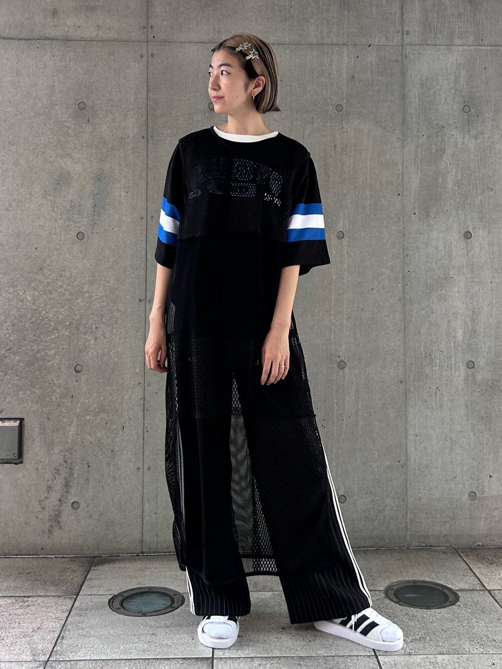 ブラック系のTシャツ/カットソー、ブラック系のその他パンツ、ブラック系のワンピースを着用したレディースの夏コーディネートの3枚目の写真