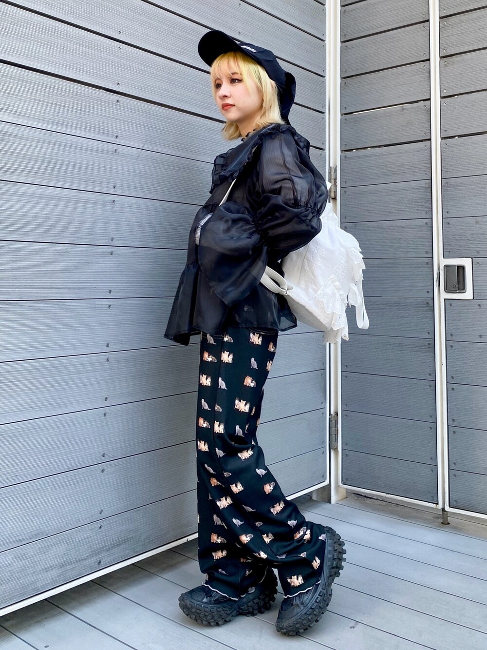 グレー系のその他トップス、ブラック系のシャツ/ブラウス、ブラック系のその他パンツを着用したレディースの春コーディネートの2枚目の写真