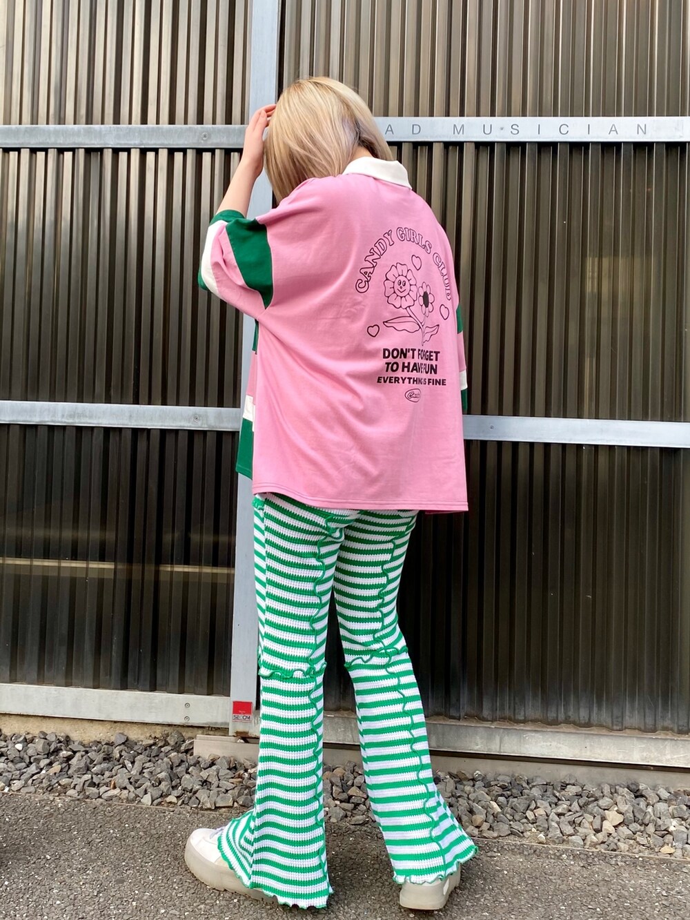 グリーン系のその他パンツ、ピンク系のポロシャツを着用したレディースの春コーディネートの3枚目の写真