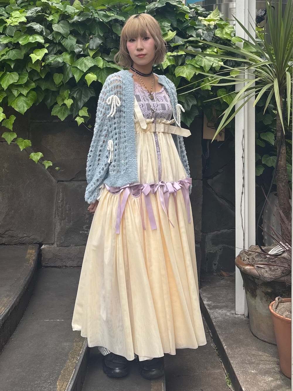 ブルー系のカーディガン/ボレロ、パープル系のワンピース、ホワイト系のスカートを着用したレディースの夏コーディネートの5枚目の写真