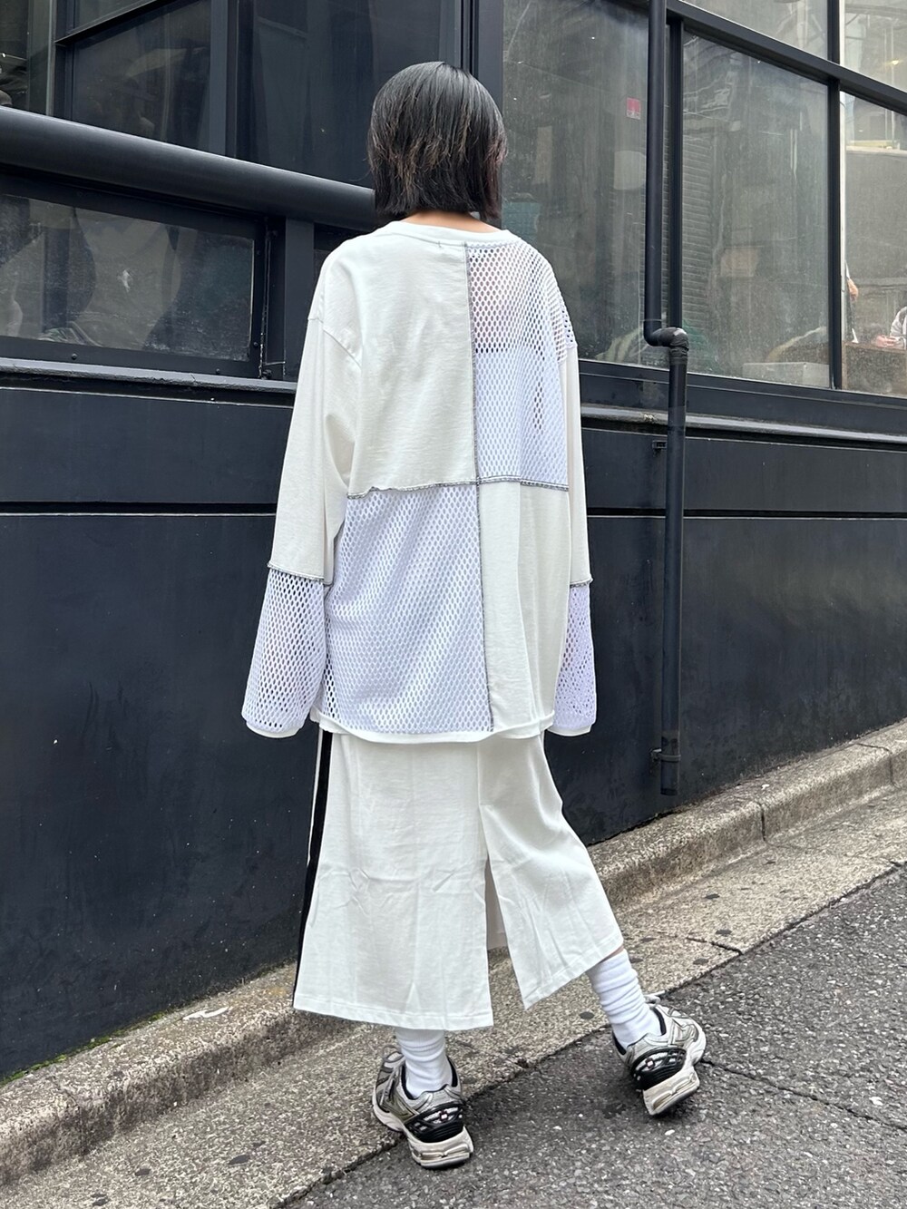 ホワイト系のワンピース、ホワイト系のTシャツ/カットソーを着用したレディースの夏コーディネートの5枚目の写真