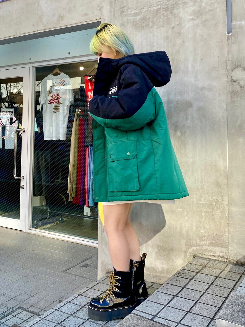 ブラック系のダウンジャケット/コート、ホワイト系のスウェット、イエロー系のトートバッグを着用したレディースの冬コーディネートの3枚目の写真