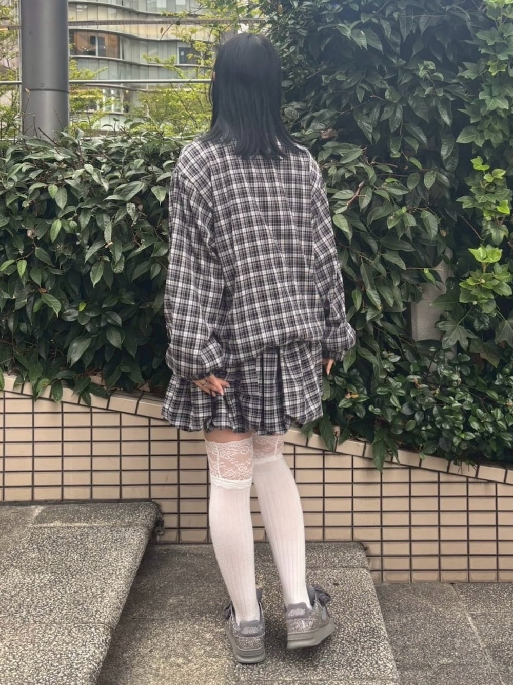 ブラック系のノーカラージャケット、ベージュ系のTシャツ/カットソー、ブラック系のその他トップスを着用したレディースの秋コーディネートの5枚目の写真