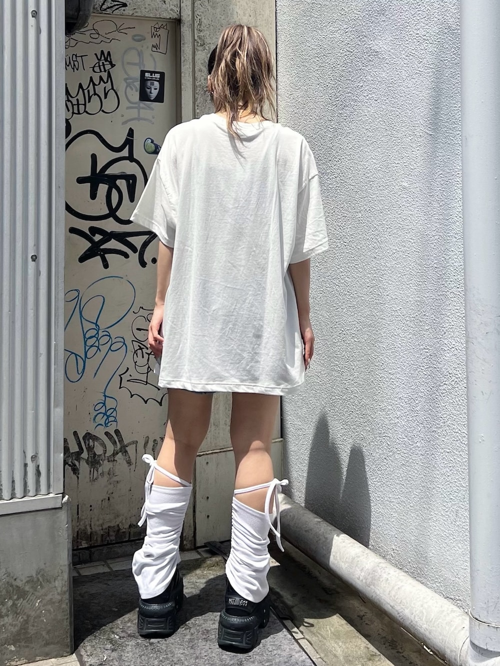 ブルー系のその他パンツ、ホワイト系のTシャツ/カットソーを着用したレディースの夏コーディネートの5枚目の写真