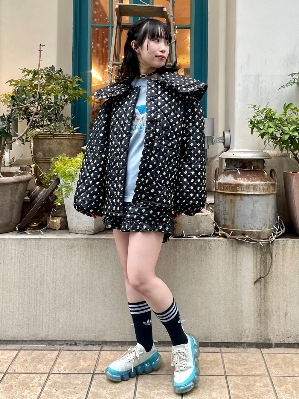 ブラック系のダウンジャケット/コート、ブルー系のTシャツ/カットソー、ブラック系のその他パンツを着用したレディースの冬コーディネートの2枚目の写真