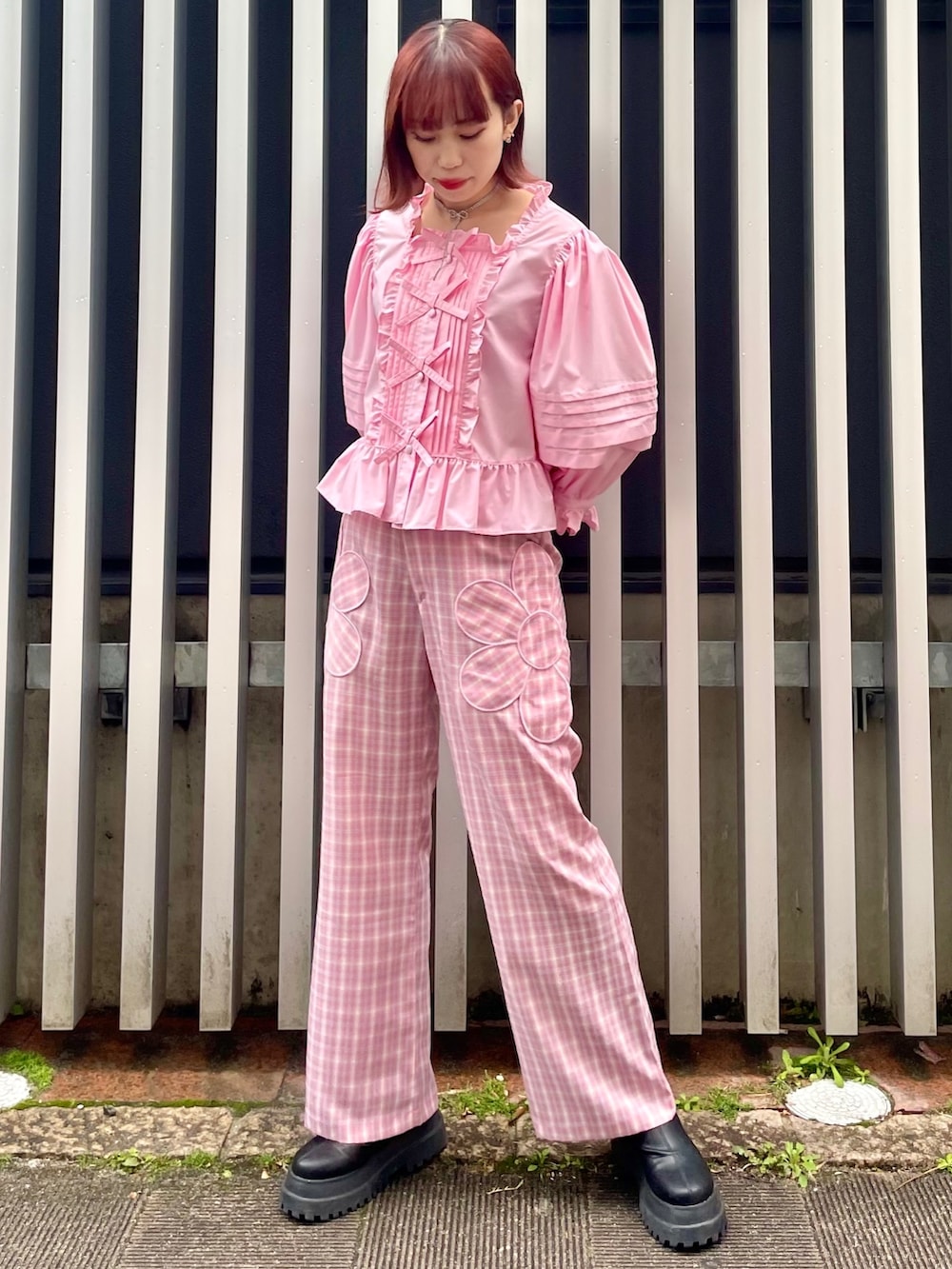 ピンク系のその他パンツ、ピンク系のシャツ/ブラウスを着用したレディースの春コーディネートの2枚目の写真