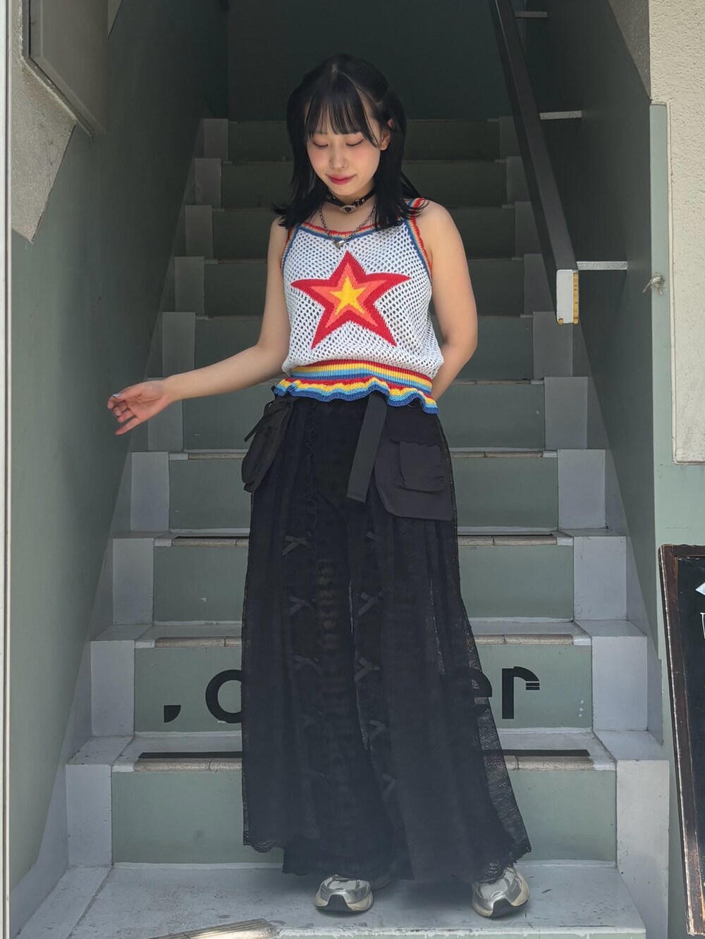 ブラック系のその他パンツ、ブラック系のスカート、ブルー系のキャミソールを着用したレディースの春コーディネートの3枚目の写真