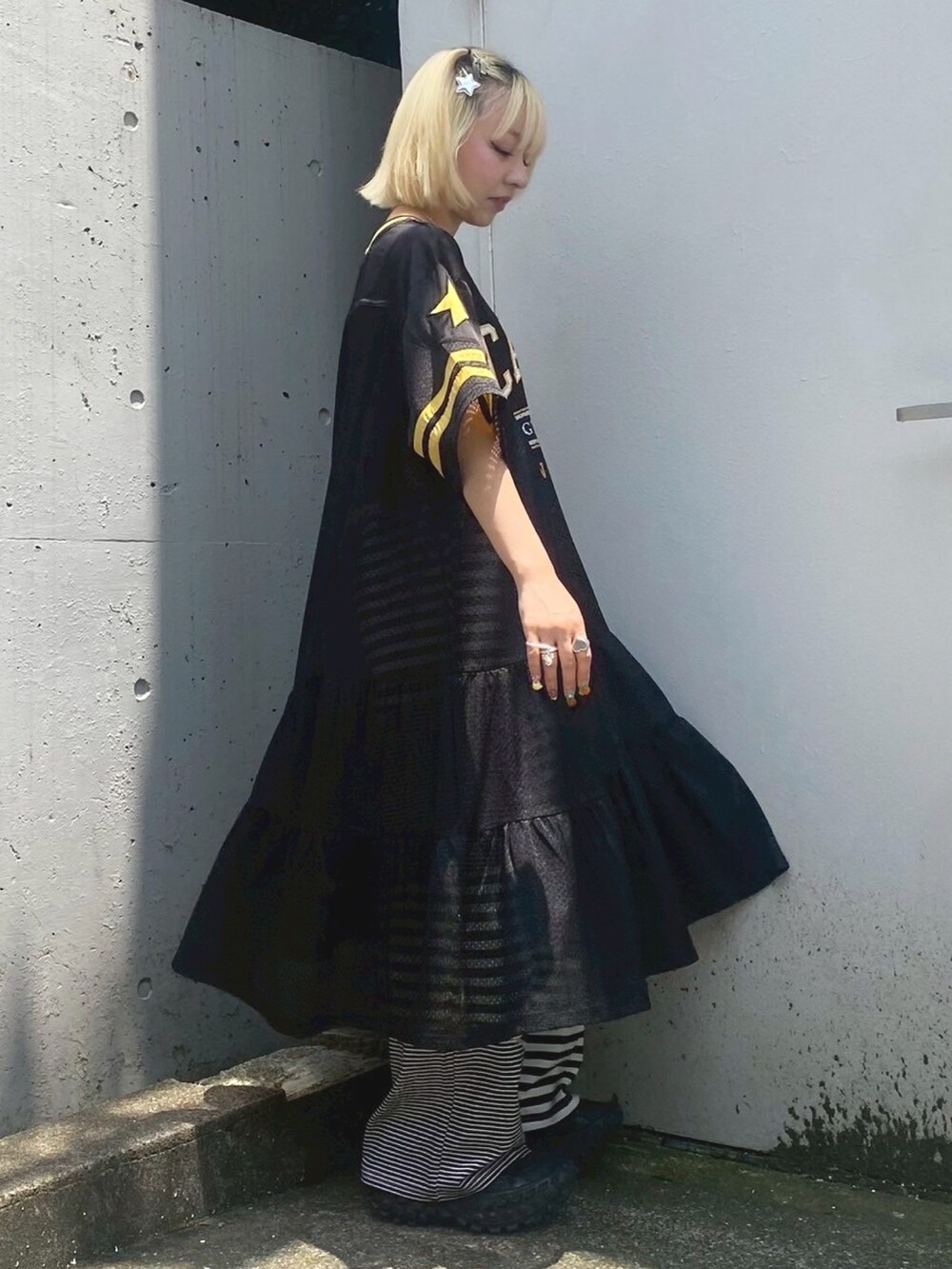 ブラック系のワンピース、ブラック系のその他パンツを着用したレディースの夏コーディネートの3枚目の写真