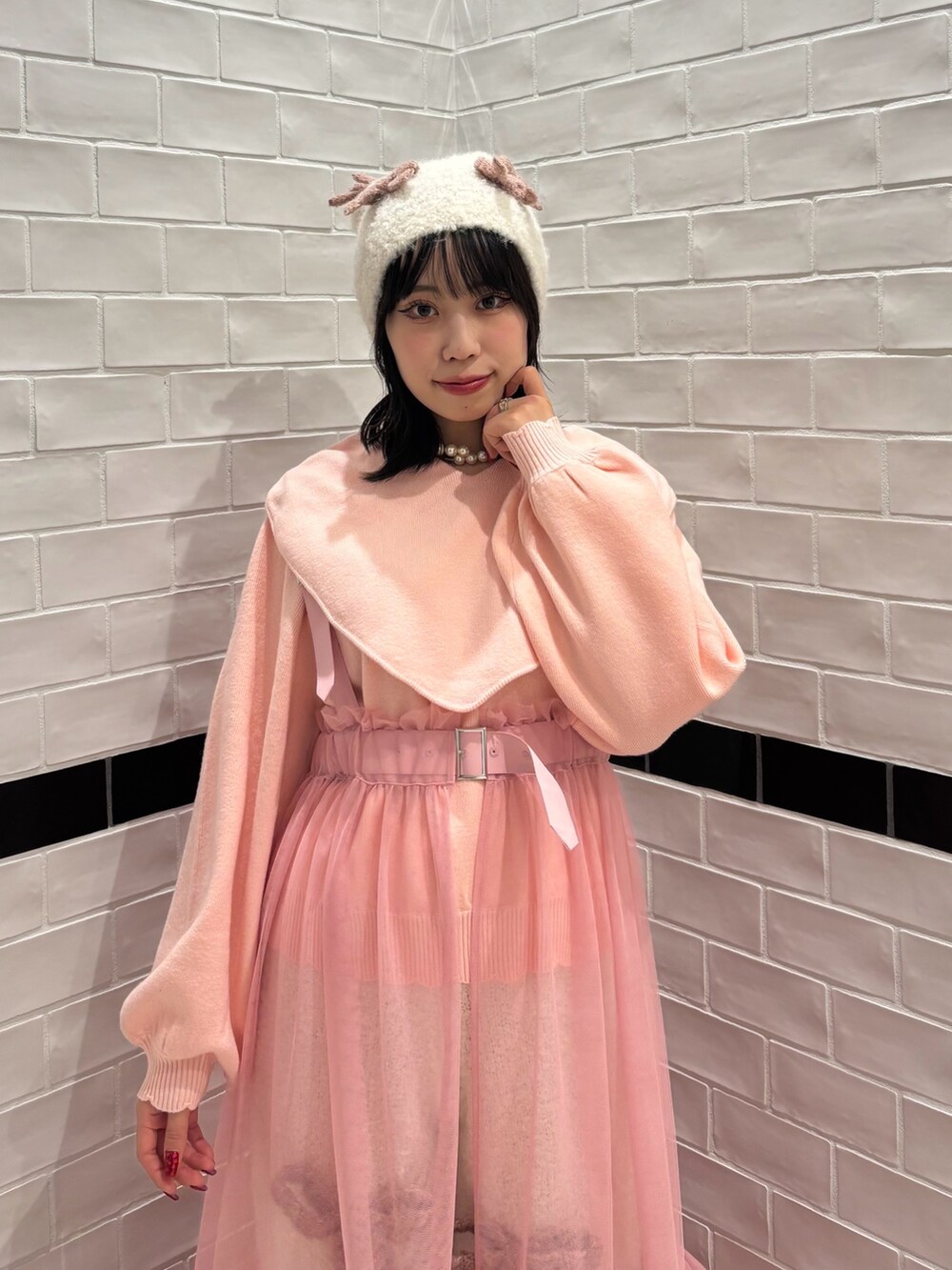 シルバー系のシューズ、ホワイト系のその他パンツ、ピンク系のスカートを着用したレディースの冬コーディネートの5枚目の写真