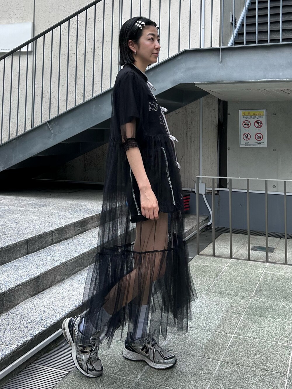 ブラック系のその他パンツ、ブラック系のTシャツ/カットソー、ブラック系のワンピースを着用したレディースの夏コーディネートの4枚目の写真