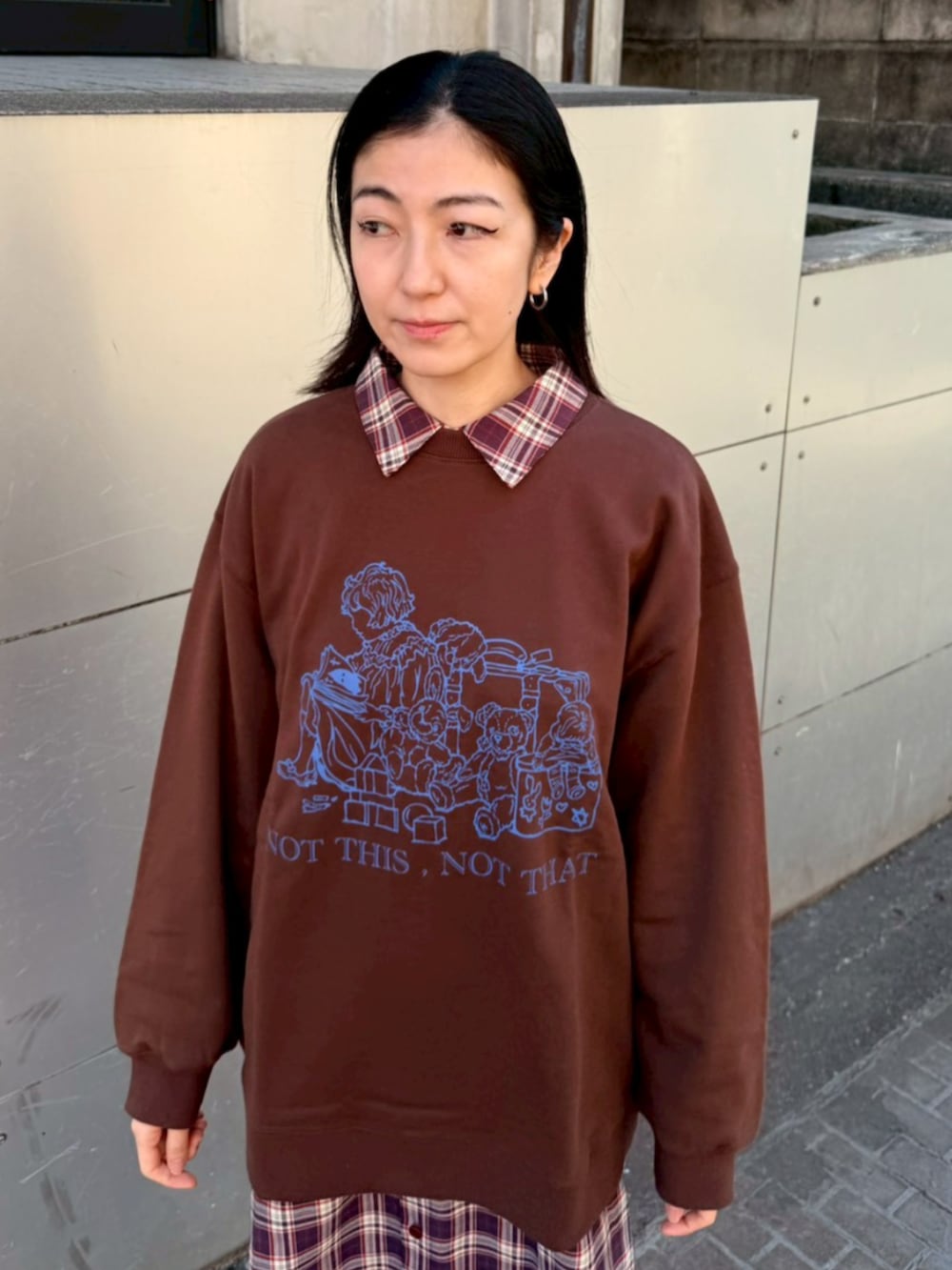 パープル系のシャツワンピース、ブラウン系のスウェットを着用したレディースの冬コーディネートの4枚目の写真