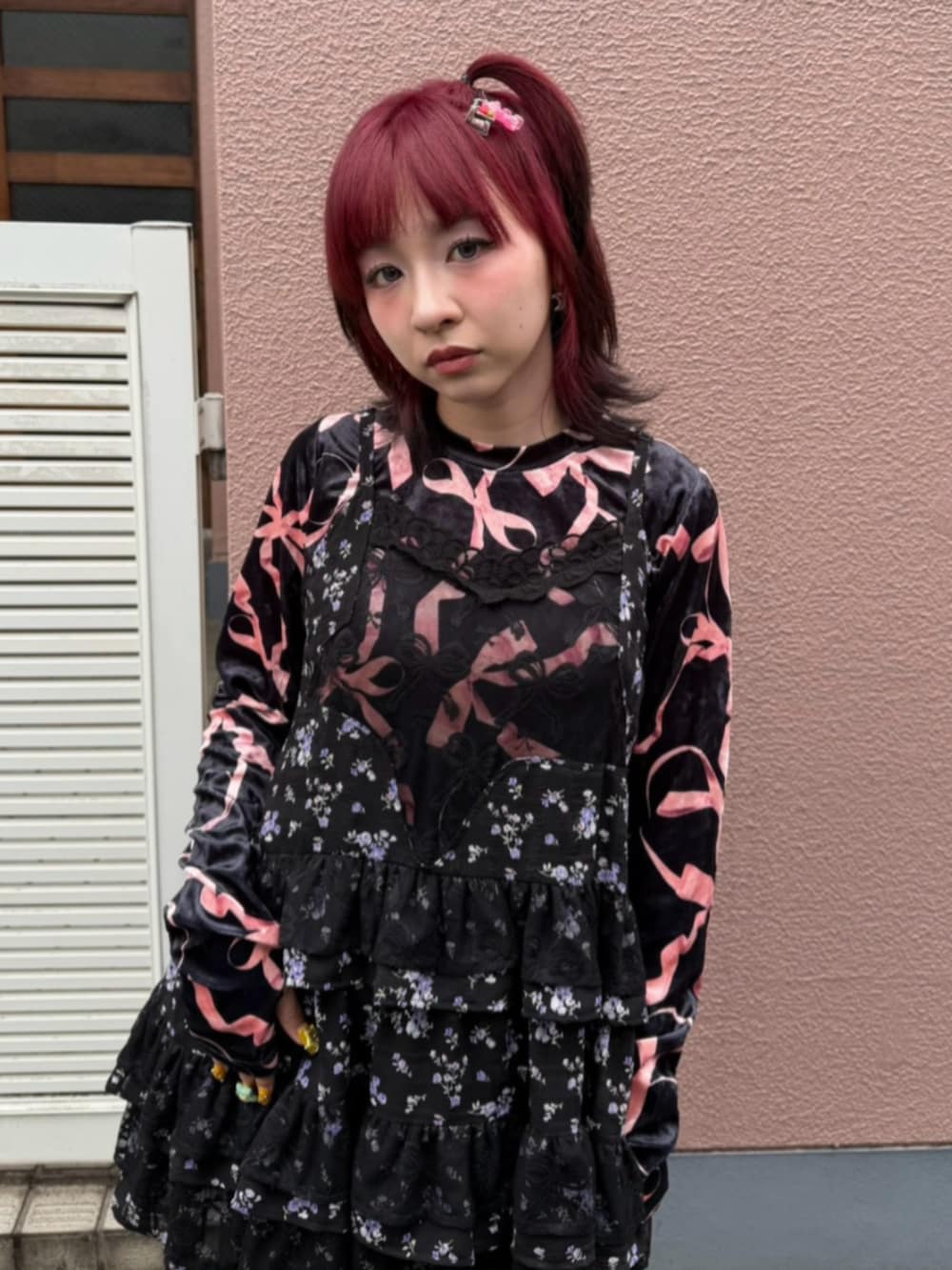 ブラック系のワンピース、ブラック系のTシャツ/カットソー、ホワイト系のソックス/靴下を着用したレディースの秋コーディネートの3枚目の写真