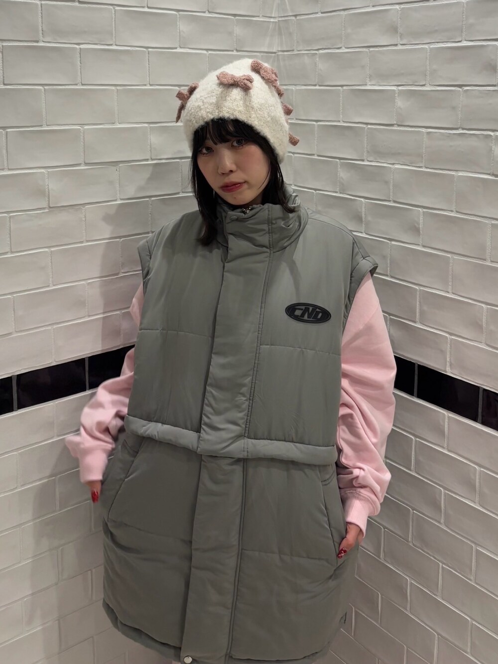 グレー系のダウンジャケット/コート、ピンク系のスウェット、ピンク系のその他パンツを着用したレディースの冬コーディネートの5枚目の写真