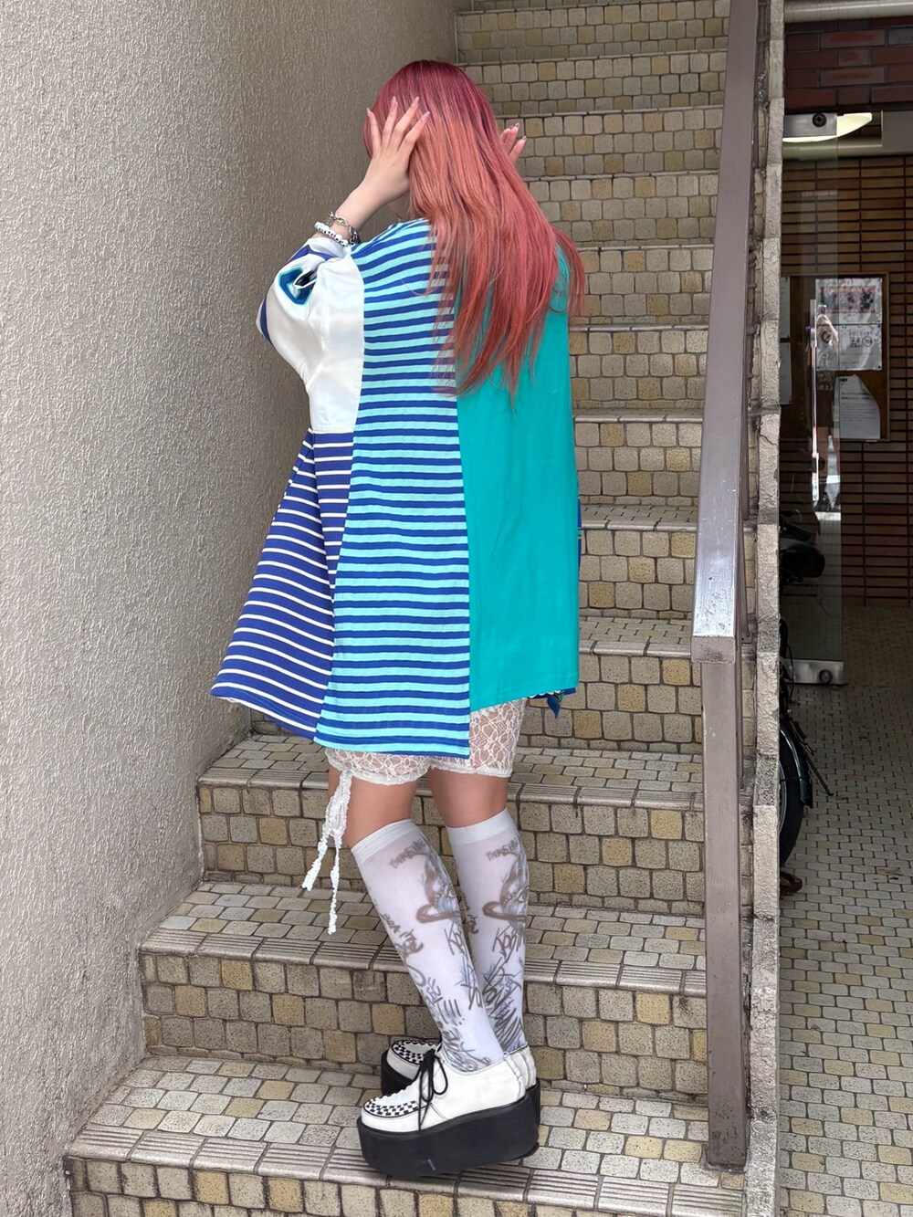 ホワイト系のその他パンツ、ホワイト系のスカート、グリーン系のTシャツ/カットソーを着用したレディースの春コーディネートの4枚目の写真