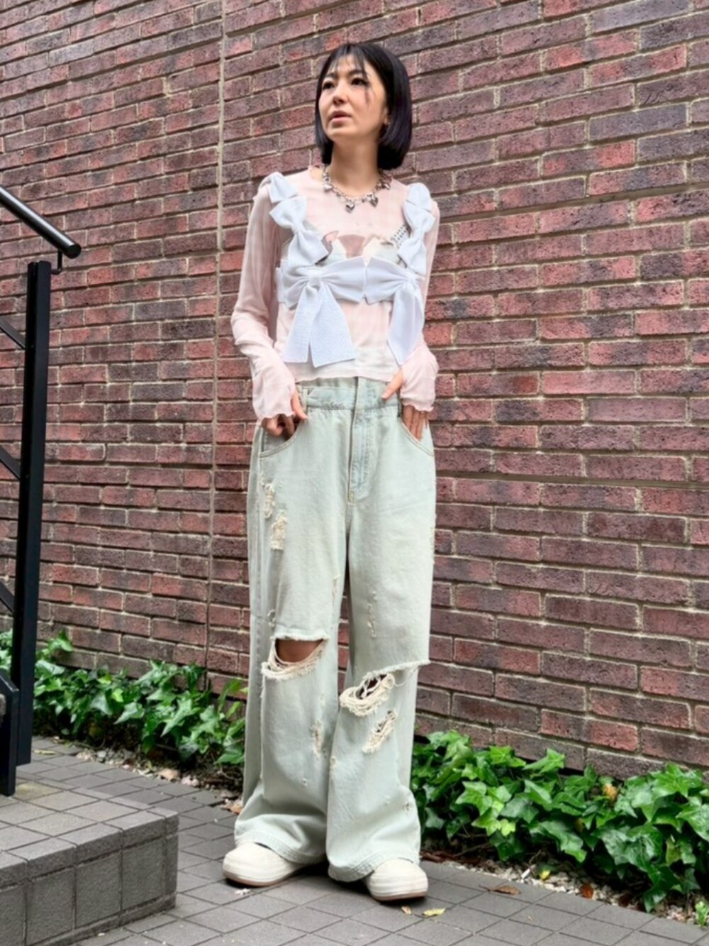 ブルー系のデニムパンツ、ホワイト系のその他トップス、ピンク系のTシャツ/カットソーを着用したレディースの春コーディネートの3枚目の写真