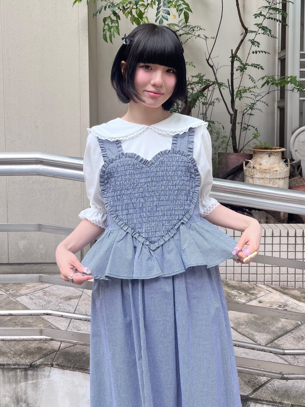 ブルー系のワンピース、ホワイト系のTシャツ/カットソーを着用したレディースの夏コーディネートの4枚目の写真