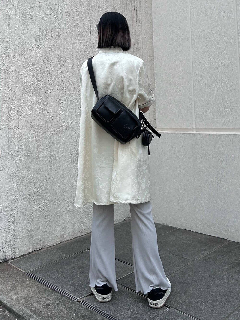 ブラック系のショルダーバッグ、グレー系のその他パンツ、ホワイト系のワンピースを着用したレディースの春コーディネートの6枚目の写真