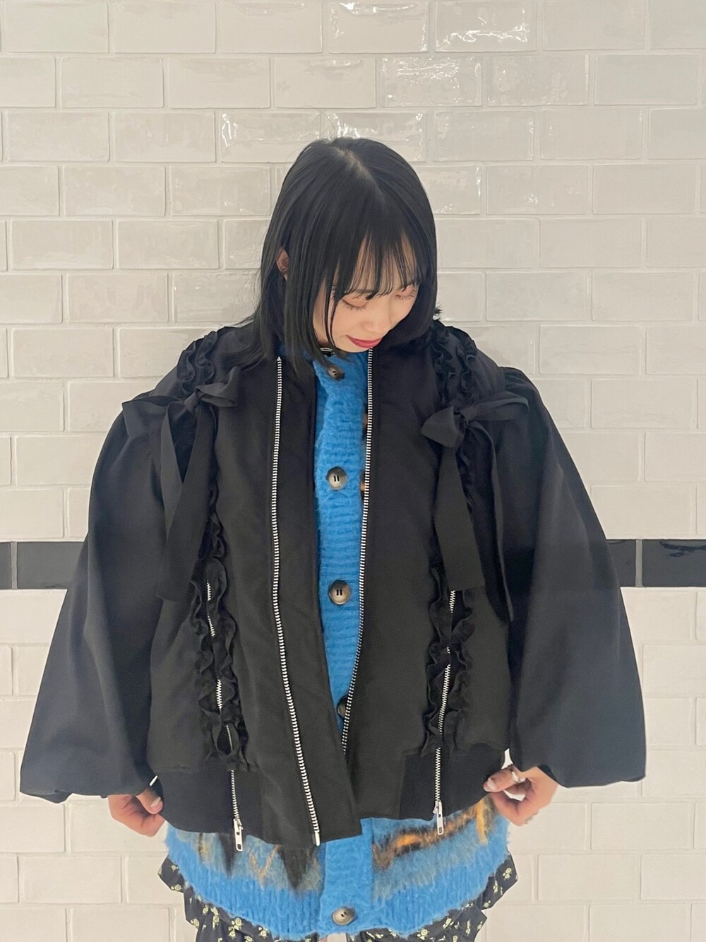 ブルー系のカーディガン/ボレロ、ブラック系のローファー、ブラック系のその他パンツを着用したレディースの冬コーディネートの3枚目の写真