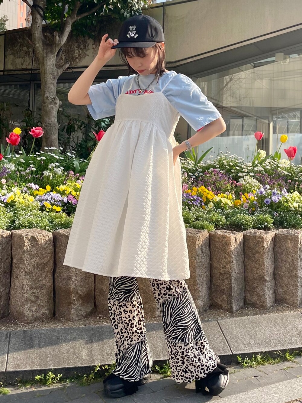 ブルー系のTシャツ/カットソー、ホワイト系のワンピース、ブラック系のその他パンツを着用したレディースの春コーディネートの2枚目の写真