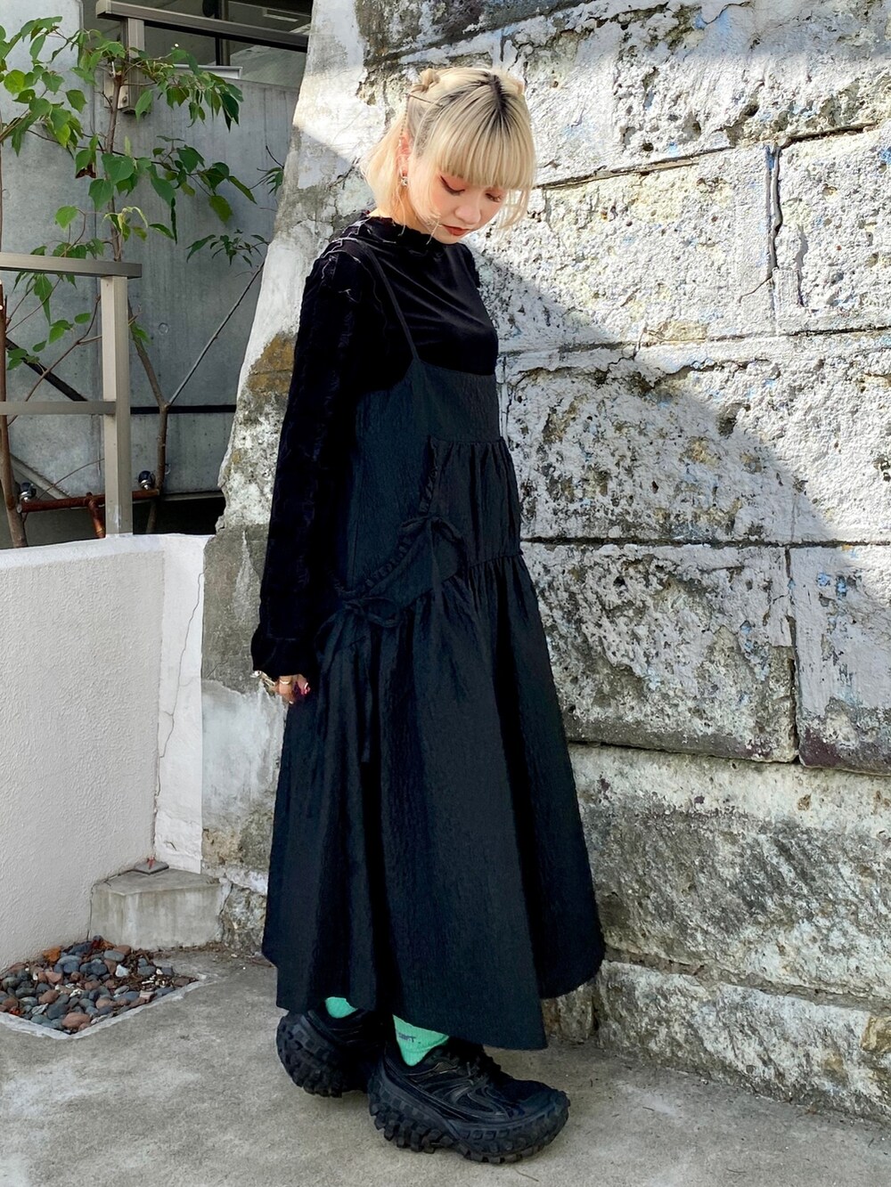 ブラック系のワンピース、ブラック系のその他トップスを着用したレディースの夏コーディネートの2枚目の写真