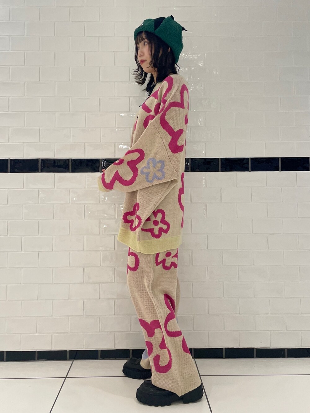 ホワイト系のその他パンツ、ホワイト系のニット/セーター、ブラック系のニットキャップ/ビーニーを着用したレディースの秋コーディネートの4枚目の写真