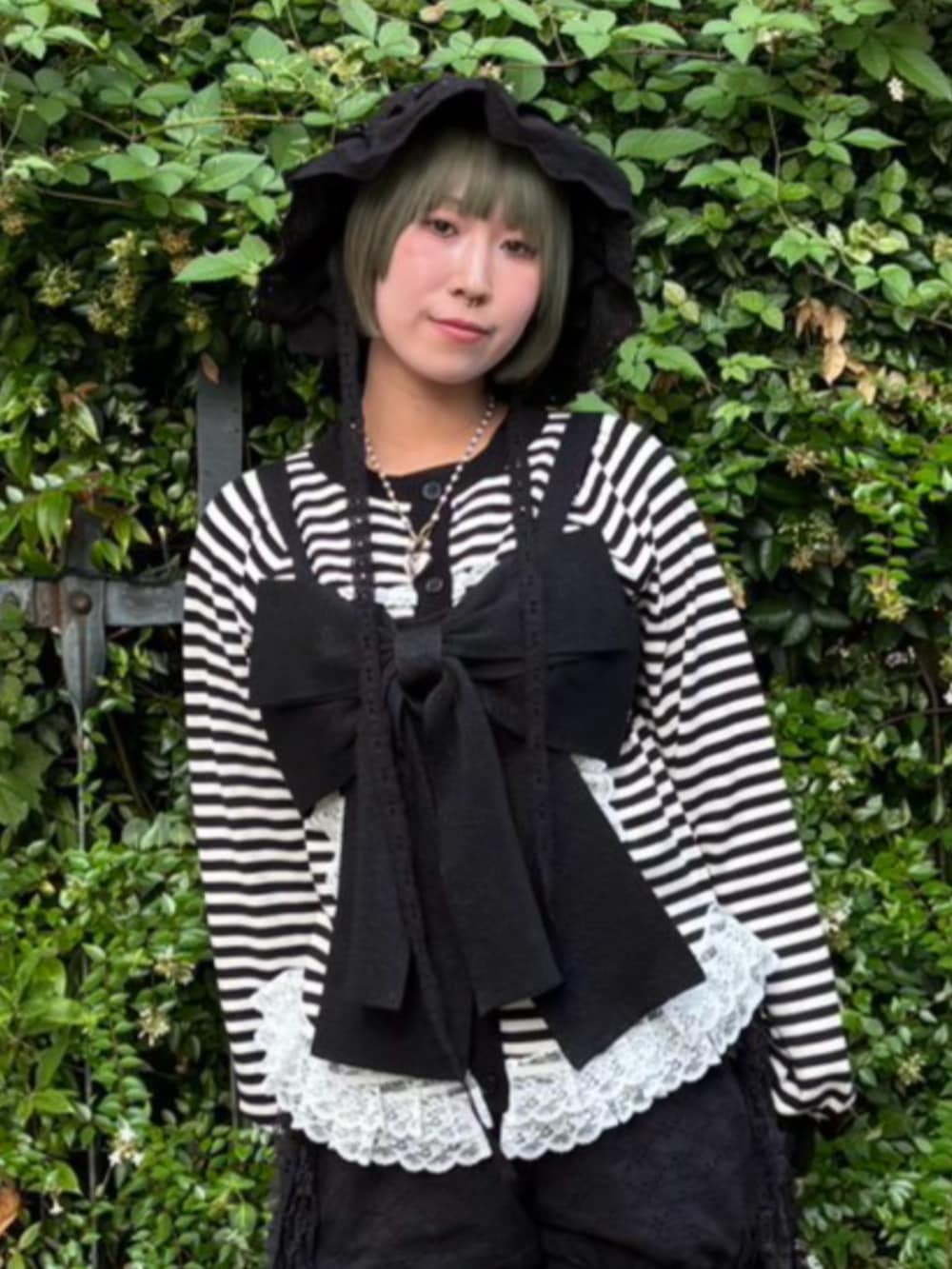 ブラック系のその他トップス、ブラック系のその他パンツ、ブラック系のカーディガン/ボレロを着用したレディースの秋コーディネートの4枚目の写真