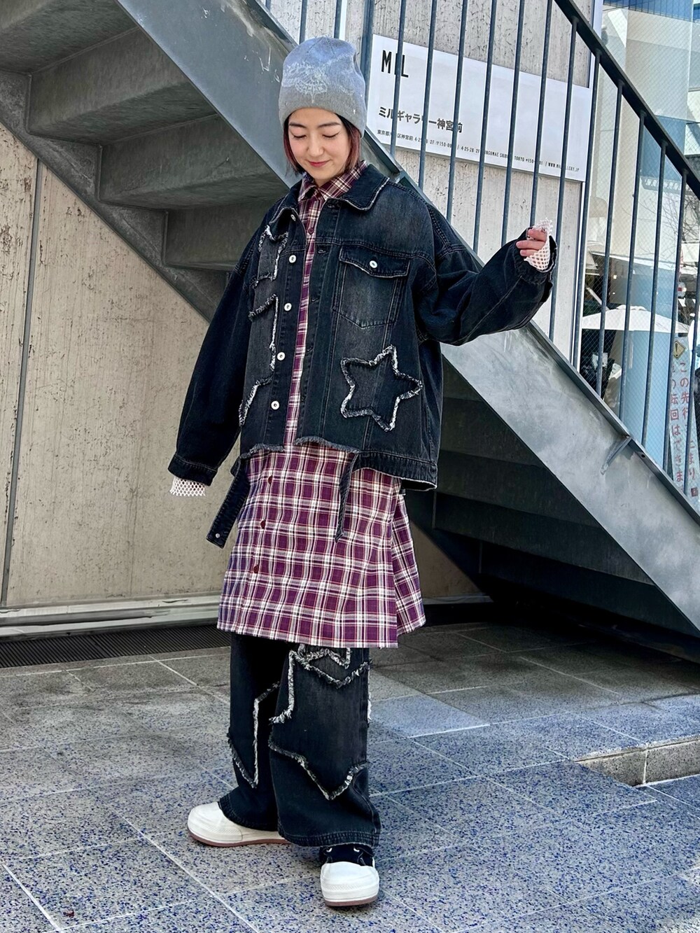 ブラック系のデニムジャケット、パープル系のシャツワンピース、ブラック系のデニムパンツを着用したレディースの春コーディネートの4枚目の写真