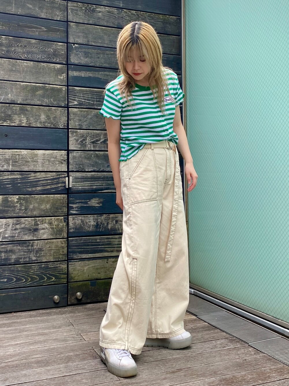 ホワイト系のその他パンツ、グリーン系のカーディガン/ボレロを着用したレディースの夏コーディネートの2枚目の写真