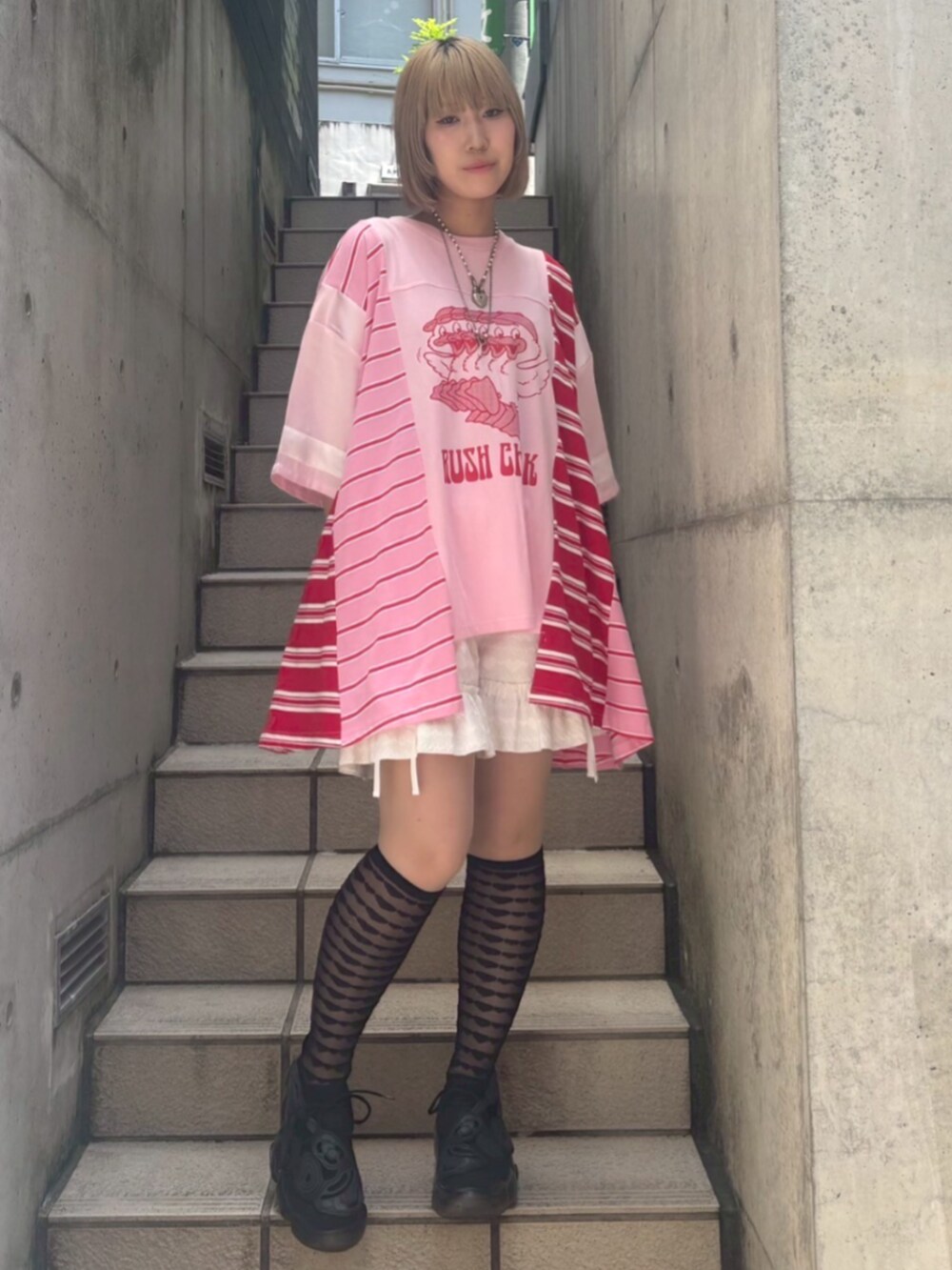 ピンク系のTシャツ/カットソー、ホワイト系のその他パンツ、レッド系のボディバッグ/ウエストポーチを着用したレディースの夏コーディネートの3枚目の写真