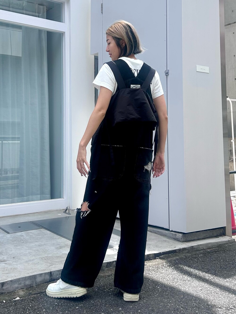 ホワイト系のTシャツ/カットソー、ブラック系のサロペット/オーバーオール、ブラック系のベストを着用したレディースの夏コーディネートの4枚目の写真