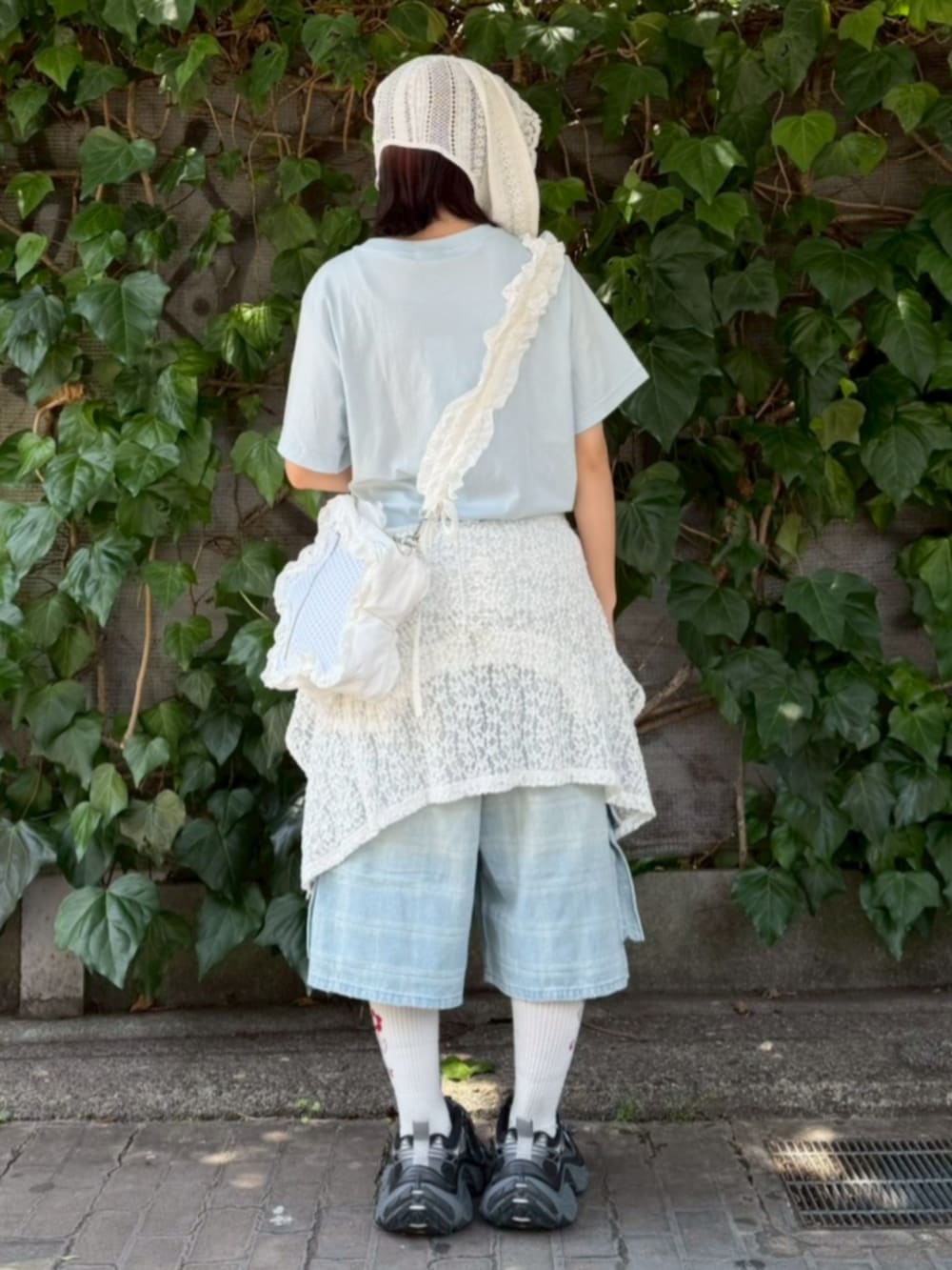 ホワイト系のショルダーバッグ、ホワイト系のその他アウター、ブルー系のデニムパンツを着用したレディースの夏コーディネートの3枚目の写真