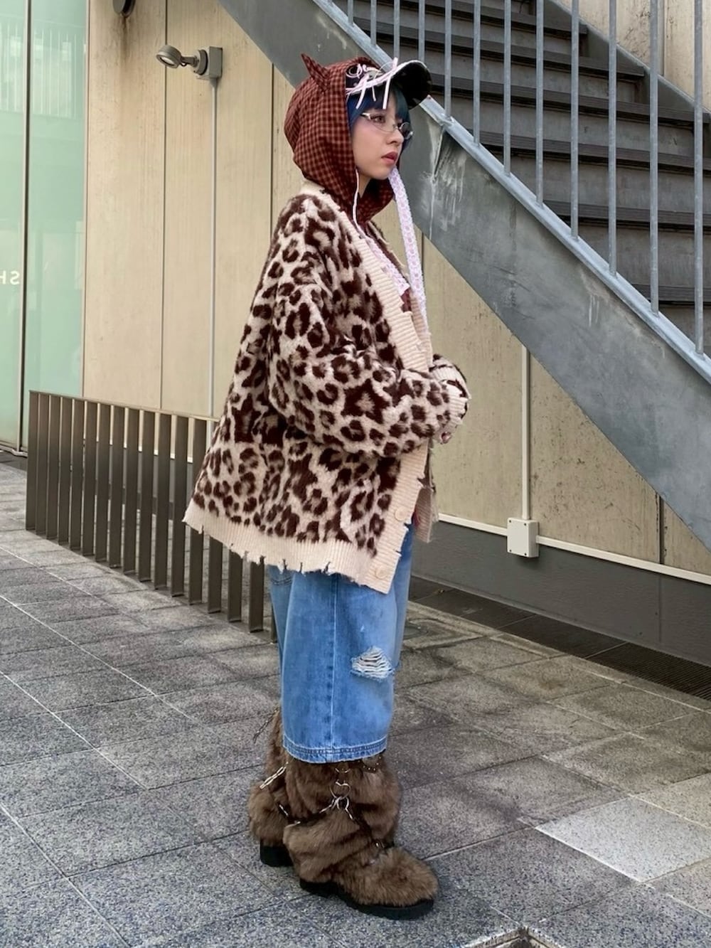 ブラウン系のブーツ、ブルー系のデニムパンツ、レッド系のシャツ/ブラウスを着用したレディースの秋コーディネートの4枚目の写真