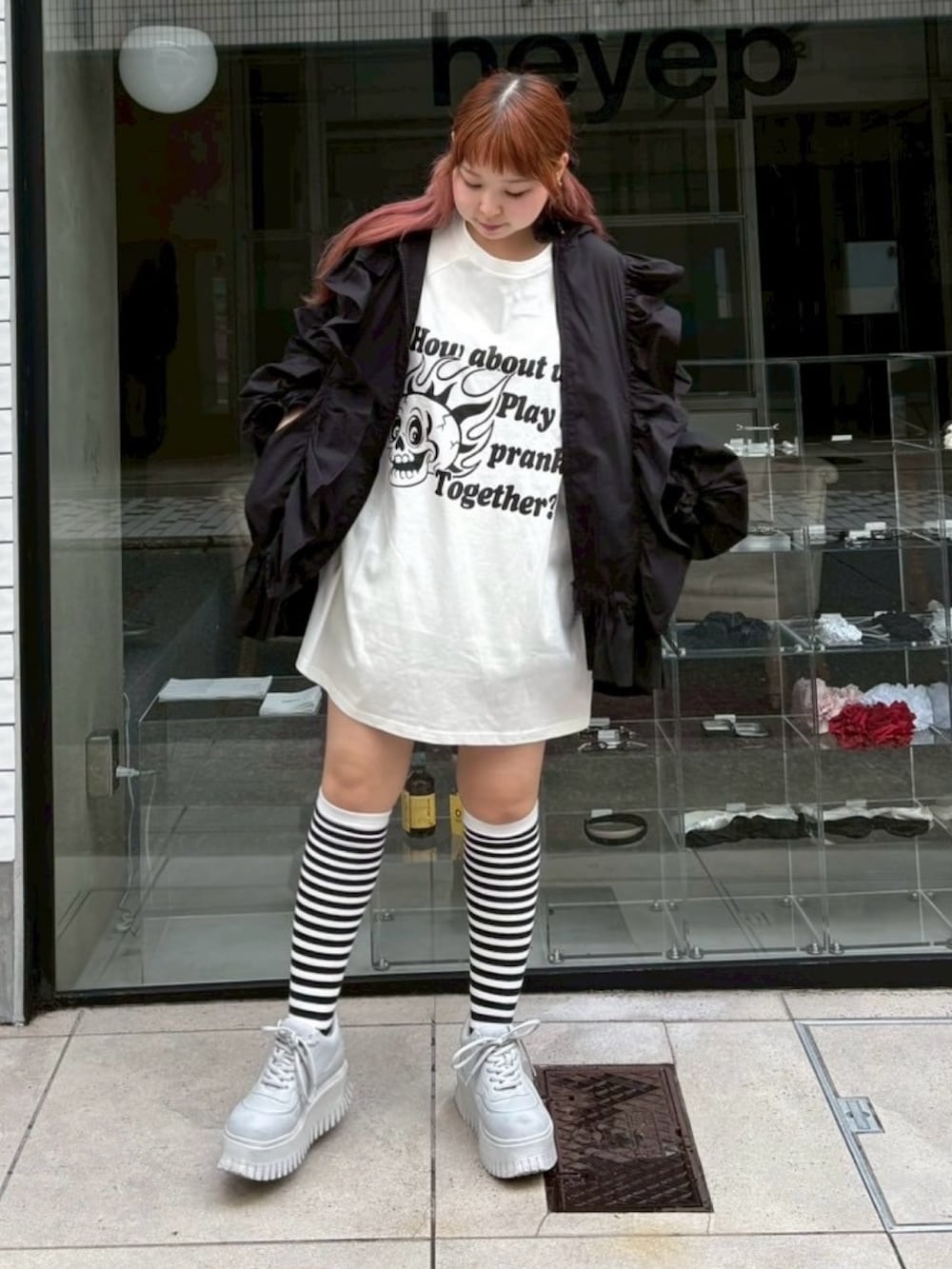 ブラック系のショルダーバッグ、ホワイト系のTシャツ/カットソー、ブラック系のブルゾンを着用したレディースの秋コーディネートの5枚目の写真