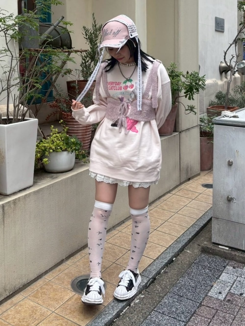 ピンク系のスウェット、ピンク系のその他トップス、ホワイト系のスカートを着用したレディースの秋コーディネートの2枚目の写真