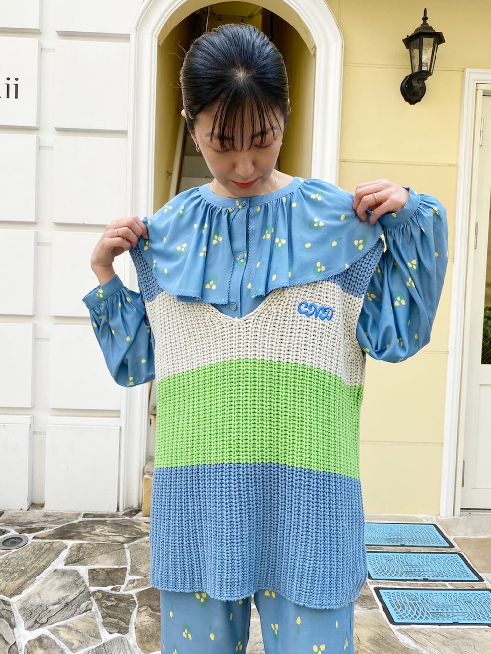 ブラック系のスニーカー、ブルー系のその他パンツ、ブルー系のシャツ/ブラウスを着用したレディースの春コーディネートの3枚目の写真