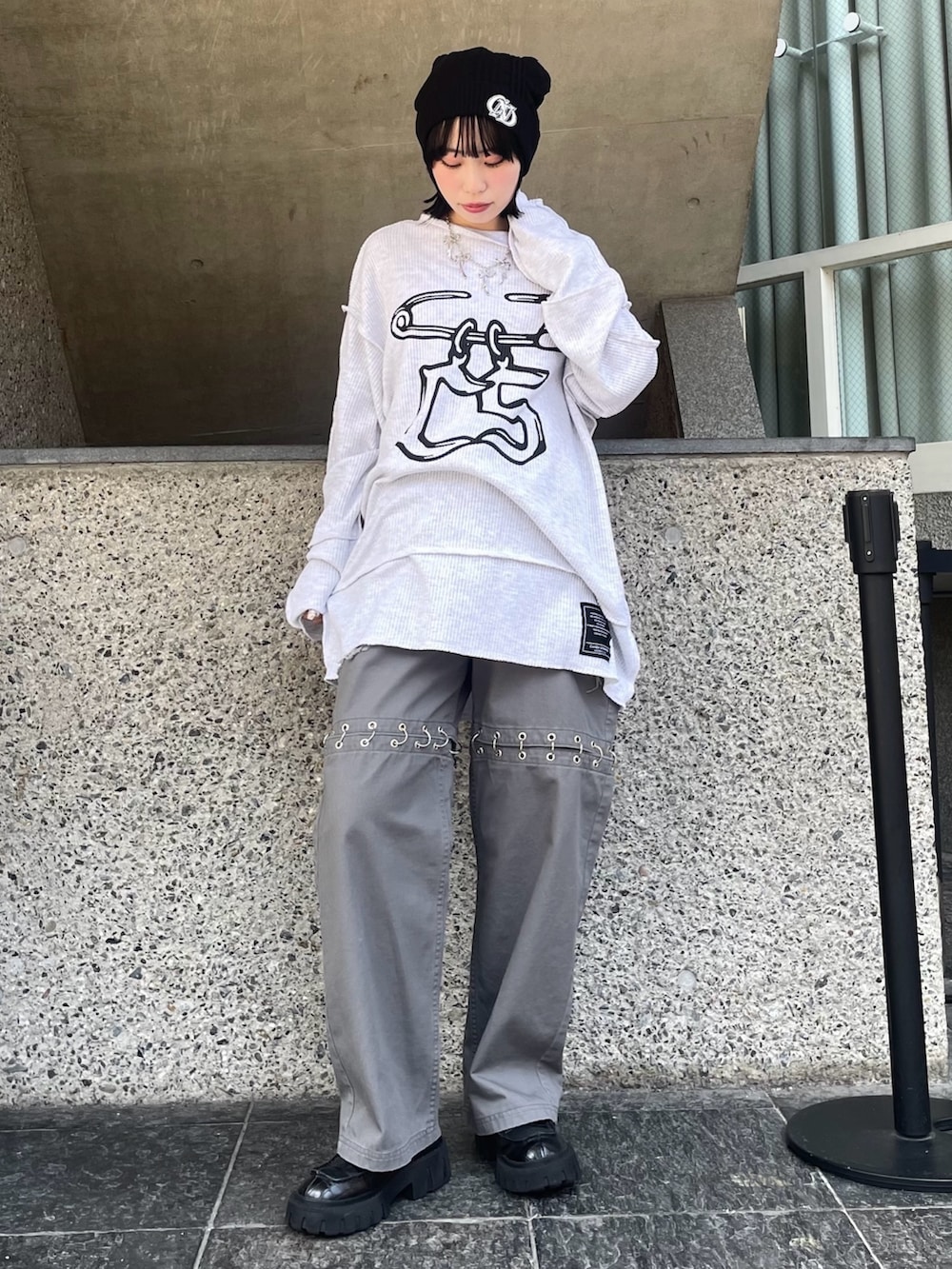 グレー系のTシャツ/カットソー、グレー系のその他パンツ、ブラック系のローファーを着用したレディースの秋コーディネートの2枚目の写真