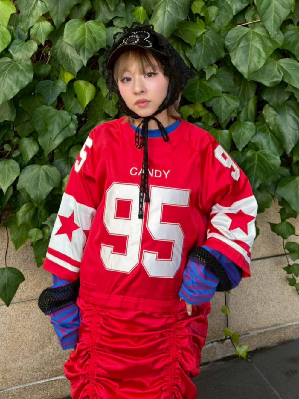 ブルー系のデニムパンツ、レッド系のワンピース、パープル系のTシャツ/カットソーを着用したレディースの冬コーディネートの4枚目の写真