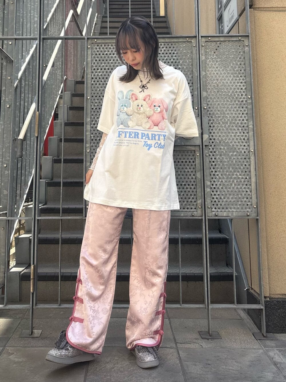 ピンク系のその他パンツ、ホワイト系のその他トップス、ホワイト系のTシャツ/カットソーを着用したレディースの春コーディネートの2枚目の写真