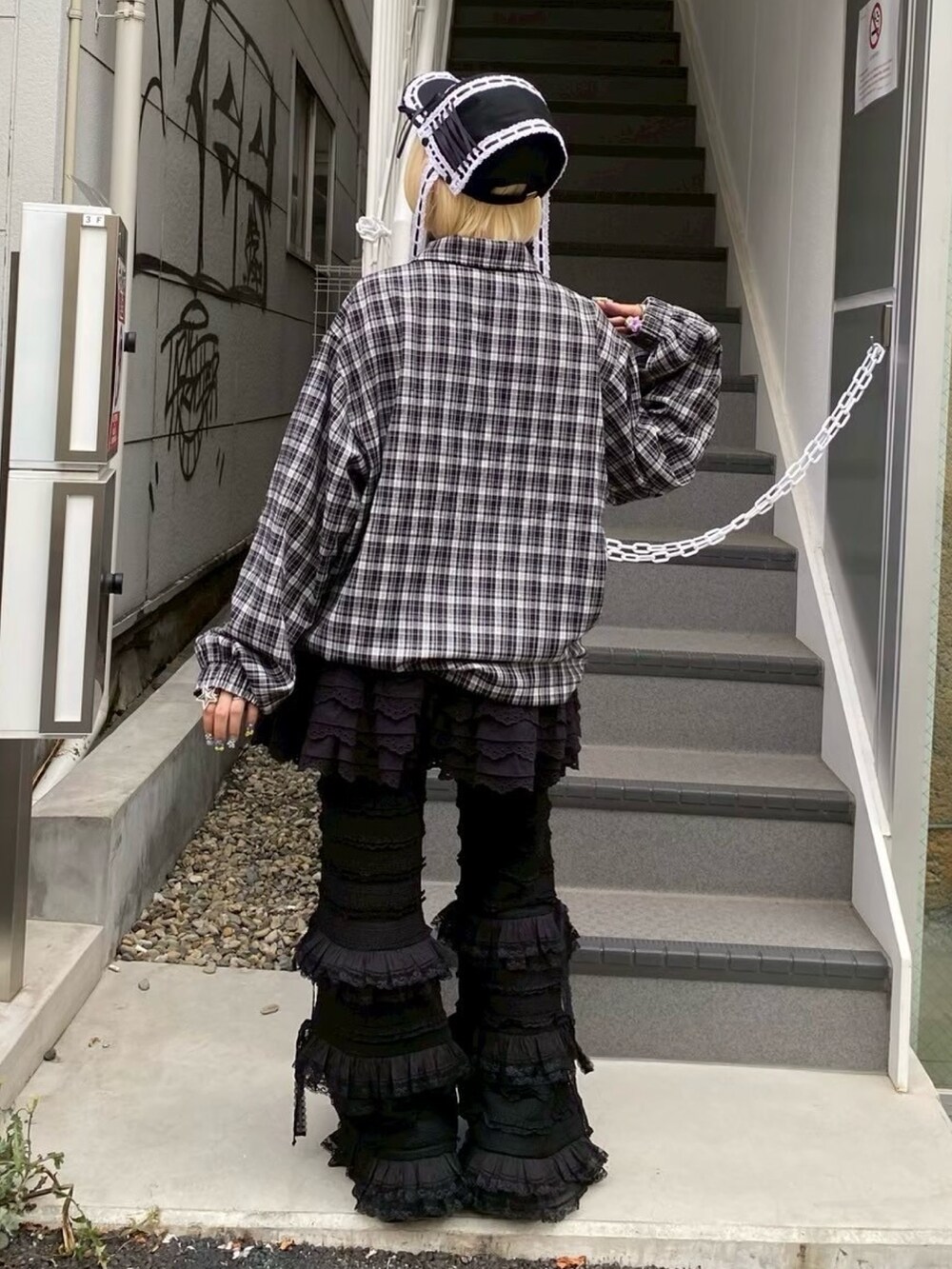 ブラック系のスカート、ブラック系のその他パンツ、ブラック系のノーカラージャケットを着用したレディースの秋コーディネートの4枚目の写真