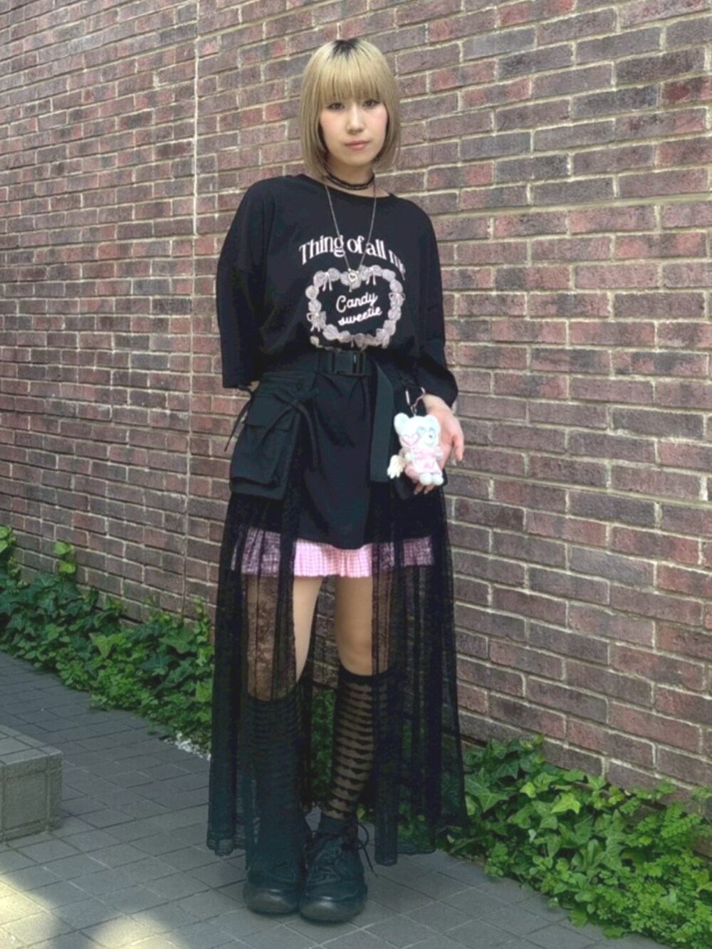 ブラック系のスカート、ブラック系のTシャツ/カットソー、ピンク系のその他パンツを着用したレディースの夏コーディネートの2枚目の写真