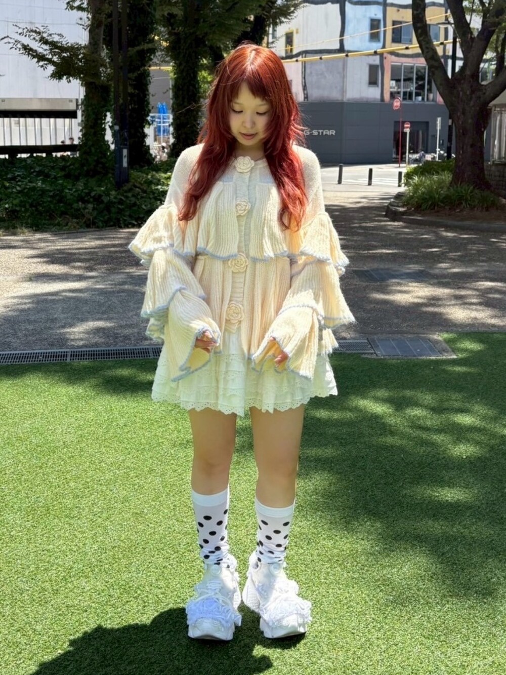 ホワイト系のスカート、ホワイト系のカーディガン/ボレロを着用したレディースの夏コーディネートの2枚目の写真