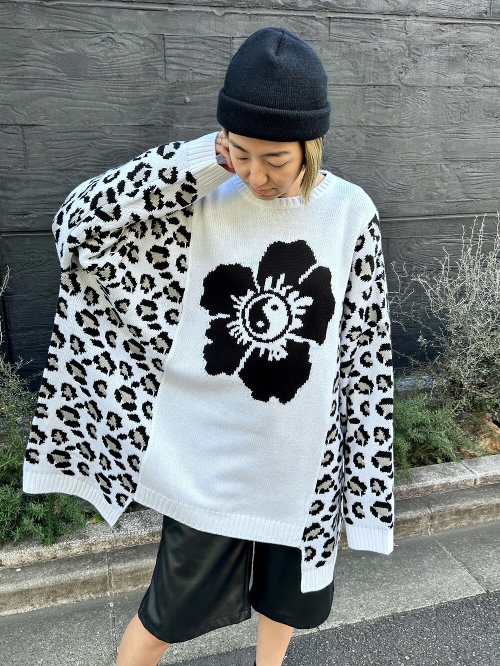 ホワイト系のニット/セーター、ブラック系のその他パンツを着用したレディースの秋コーディネートの5枚目の写真